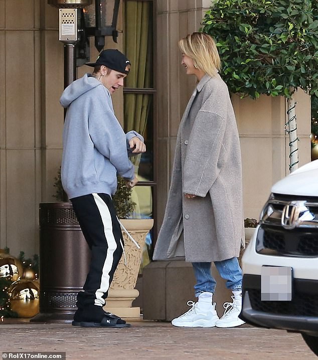 Sau trận cãi vã vì Selena, Justin Bieber và vợ lại nhí nhố nhảy múa rồi hôn nhau hạnh phúc trên phố - Ảnh 8.