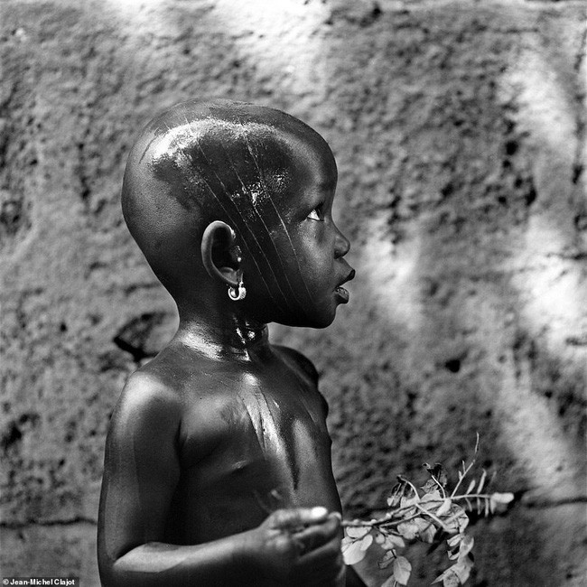 Tục lệ khắc dấu lên đầu trẻ em để đánh dấu thành viên gia tộc ở Châu Phi khiến ai chứng kiến cũng rùng mình - Ảnh 12.