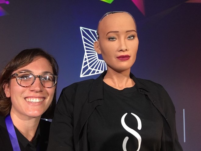 Từng tuyên bố muốn hủy diệt loài người, Robot Sophia giờ lại nảy nhã hứng xem show của Alexander Wang - Ảnh 4.
