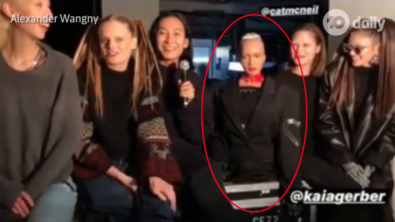 Từng tuyên bố muốn hủy diệt loài người, Robot Sophia giờ lại nảy nhã hứng xem show của Alexander Wang - Ảnh 2.