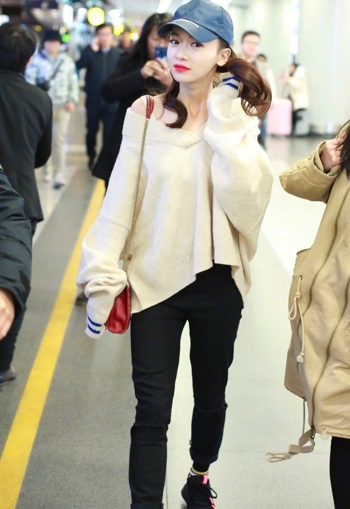 Vẫn biết Ngô Cẩn Ngôn gầy, nhưng hình ảnh phần cổ xương xẩu của cô nàng khiến ai cũng phải giật mình - Ảnh 1.