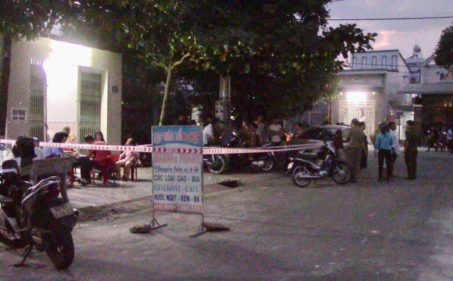 Giết người tình rồi cầm con dao dính đầy máu đến công an đầu thú - Ảnh 1.