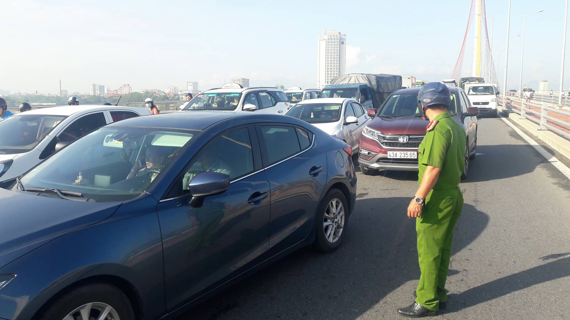 Đà Nẵng: Xe tải lật giữa cầu, giao thông ách tắc nghiêm trọng giờ cao điểm - Ảnh 3. Đà Nẵng: Xe tải lật giữa cầu, giao thông ách tắc nghiêm trọng giờ cao điểm - Ảnh 3.
