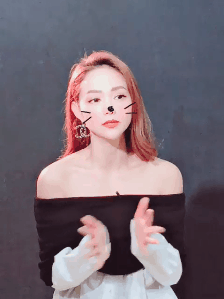Minh Hằng mặt tr&ograve;n rất xinh nhưng chiếc &aacute;o &ldquo;đồ cũ&rdquo; c&ocirc; mặc 2 năm trước mới đ&aacute;ng lưu t&acirc;m - Ảnh 1.