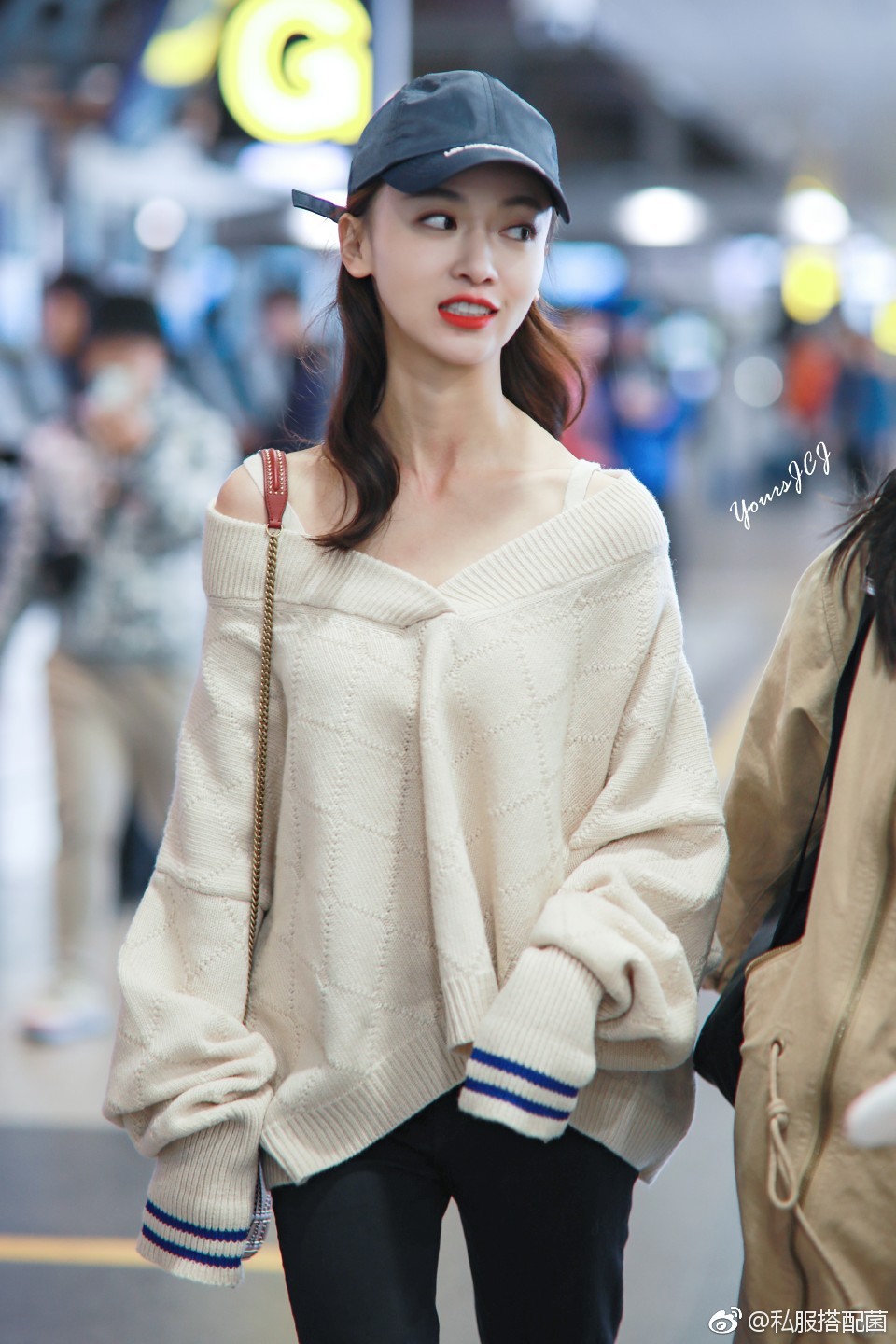 Vẫn biết Ngô Cẩn Ngôn gầy, nhưng hình ảnh phần cổ xương xẩu của cô nàng khiến ai cũng phải giật mình - Ảnh 4.