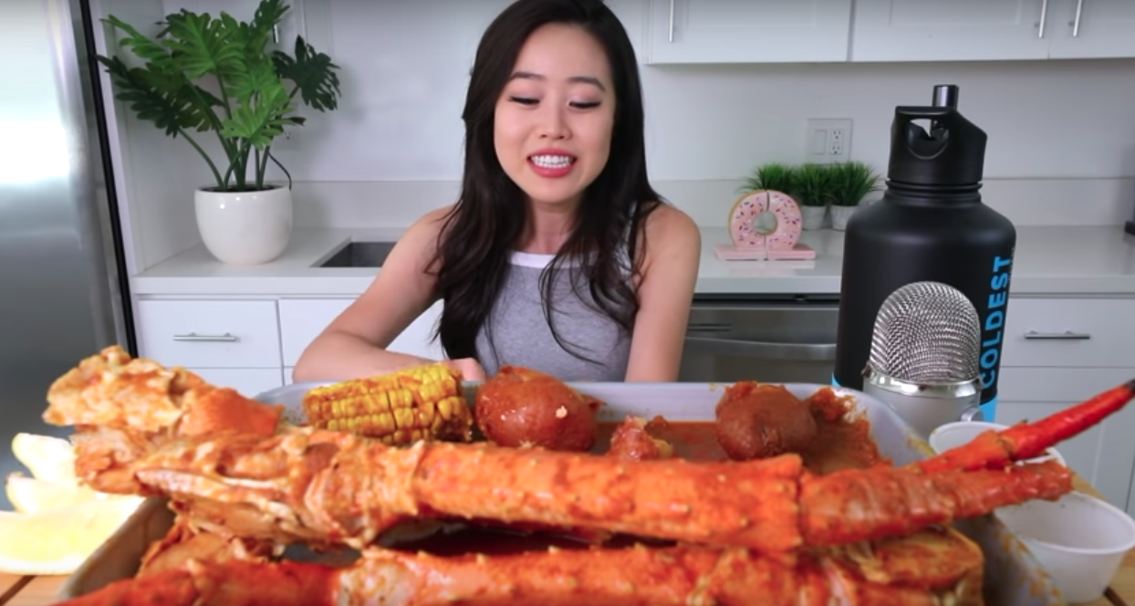 Trend kì lạ của giới trẻ Hàn: dành cả tiếng đồng hồ chỉ để nghe tiếng người ta nhai đồ ăn rào rạo - Ảnh 2. Trend kì lạ của giới trẻ Hàn: dành cả tiếng đồng hồ chỉ để nghe tiếng người ta nhai đồ ăn rào rạo - Ảnh 2.