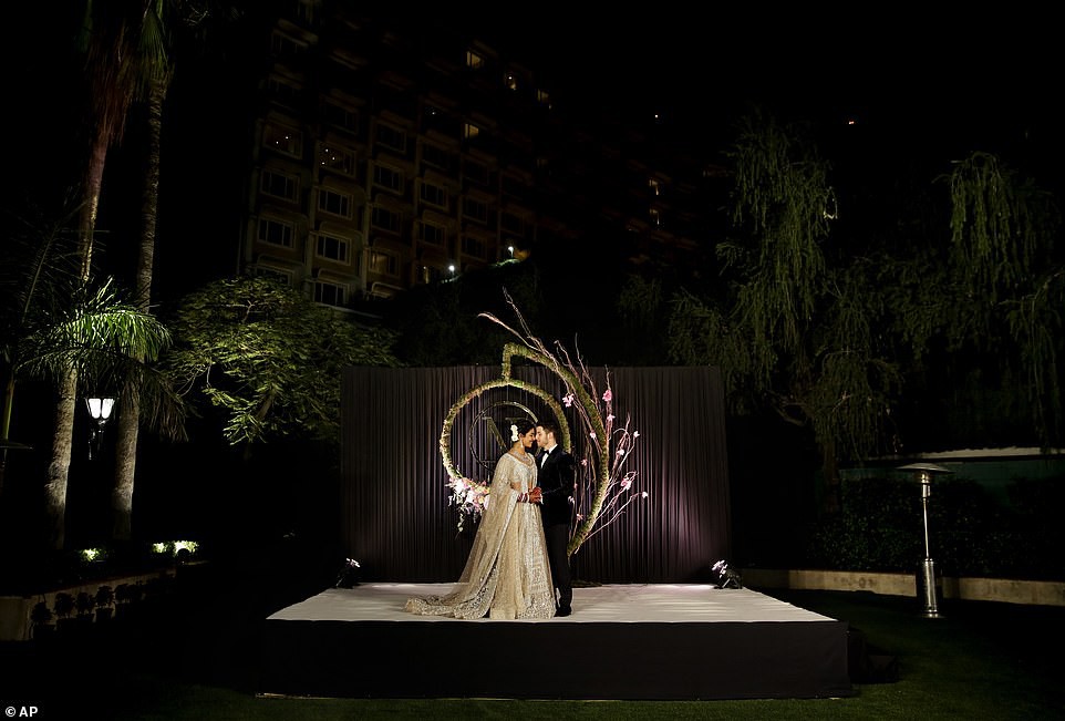 Nick Jonas và Hoa hậu Thế giới hạnh phúc ngập tràn trong bữa tiệc cưới có cả Thủ tướng Ấn Độ tham dự - Ảnh 6. Nick Jonas và Hoa hậu Thế giới hạnh phúc ngập tràn trong bữa tiệc cưới có cả Thủ tướng Ấn Độ tham dự - Ảnh 6.