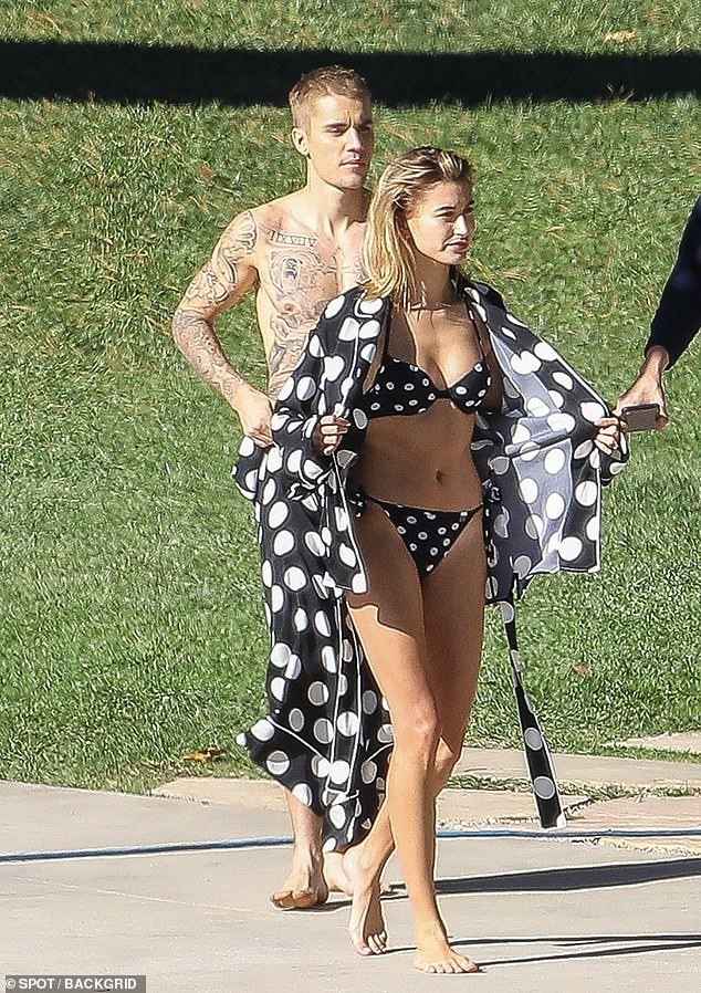 Vợ chồng Justin Bieber khoe body gợi cảm, cõng nhau đầy tình tứ thực hiện bộ ảnh mới - Ảnh 1.