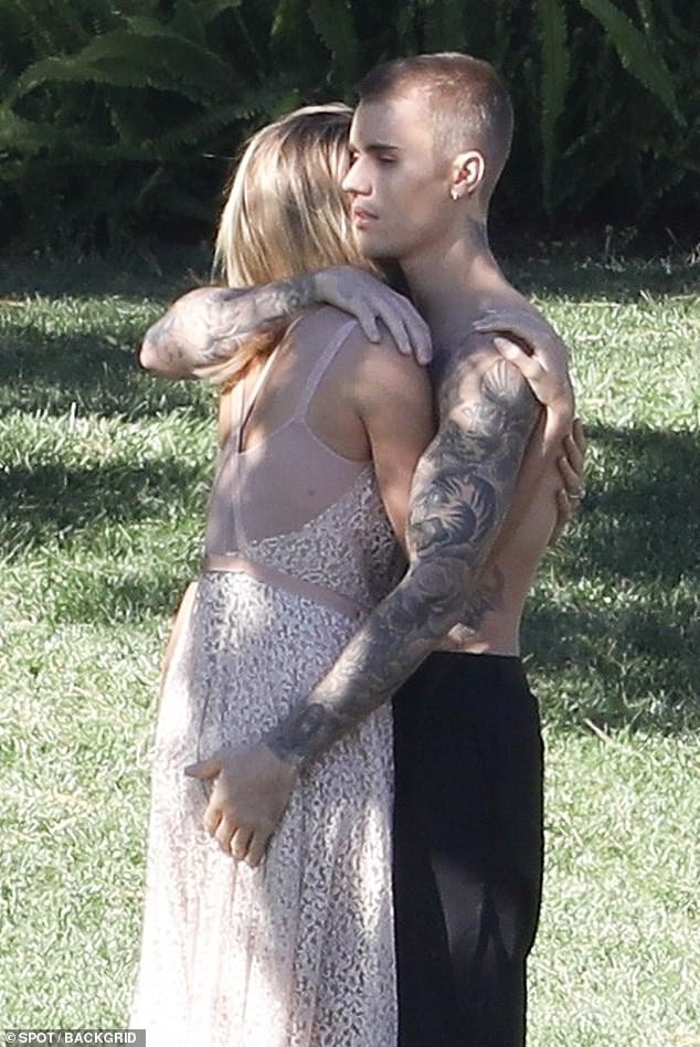 Vợ chồng Justin Bieber khoe body gợi cảm, cõng nhau đầy tình tứ thực hiện bộ ảnh mới - Ảnh 4.