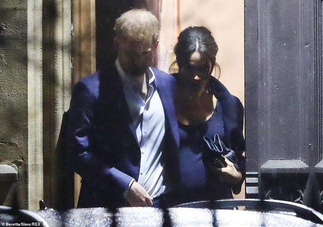 Meghan lộ gương mặt mệt mỏi, kém sắc, vòng hai to lùm lùm, gượng cười sau tin đồn xích mích với chị dâu Kate - Ảnh 1.