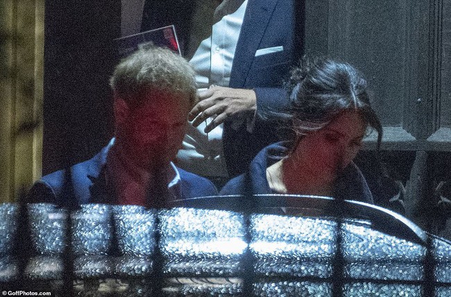 Meghan lộ gương mặt mệt mỏi, k&eacute;m sắc, v&ograve;ng hai to l&ugrave;m l&ugrave;m, gượng cười sau tin đồn x&iacute;ch m&iacute;ch với chị d&acirc;u Kate - Ảnh 2.