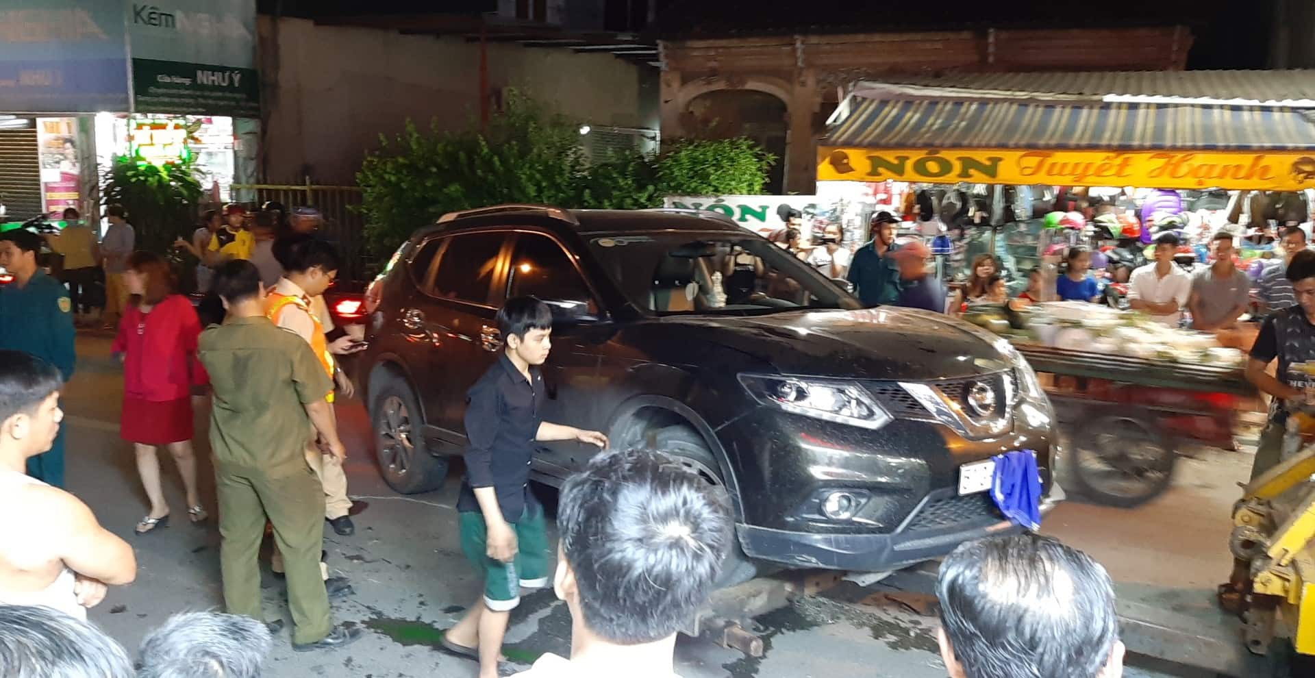 TP.HCM: Ô tô điên cuốn hàng loạt xe máy vào gầm, 4 người bị thương trong đó có trẻ em - Ảnh 1. TP.HCM: Ô tô điên cuốn hàng loạt xe máy vào gầm, 4 người bị thương trong đó có trẻ em - Ảnh 1.