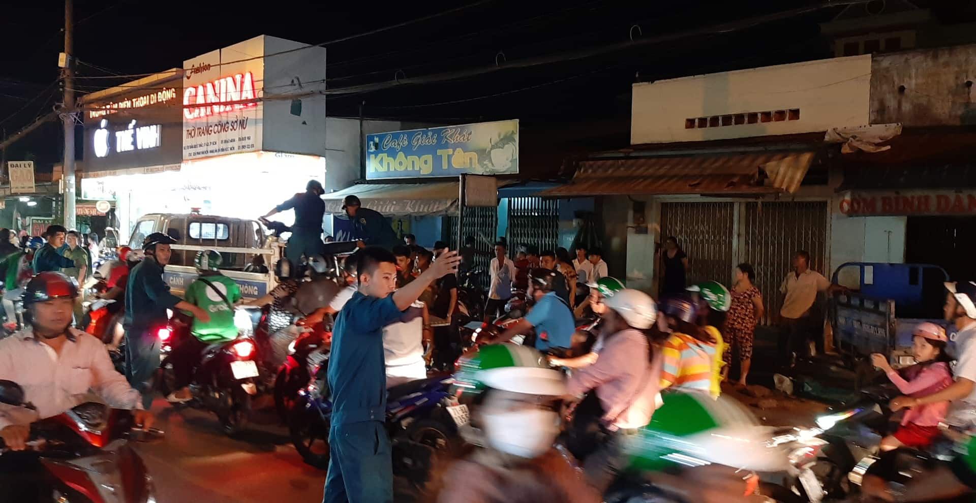 TP.HCM: Ô tô điên cuốn hàng loạt xe máy vào gầm, 4 người bị thương trong đó có trẻ em - Ảnh 2. TP.HCM: Ô tô điên cuốn hàng loạt xe máy vào gầm, 4 người bị thương trong đó có trẻ em - Ảnh 2.