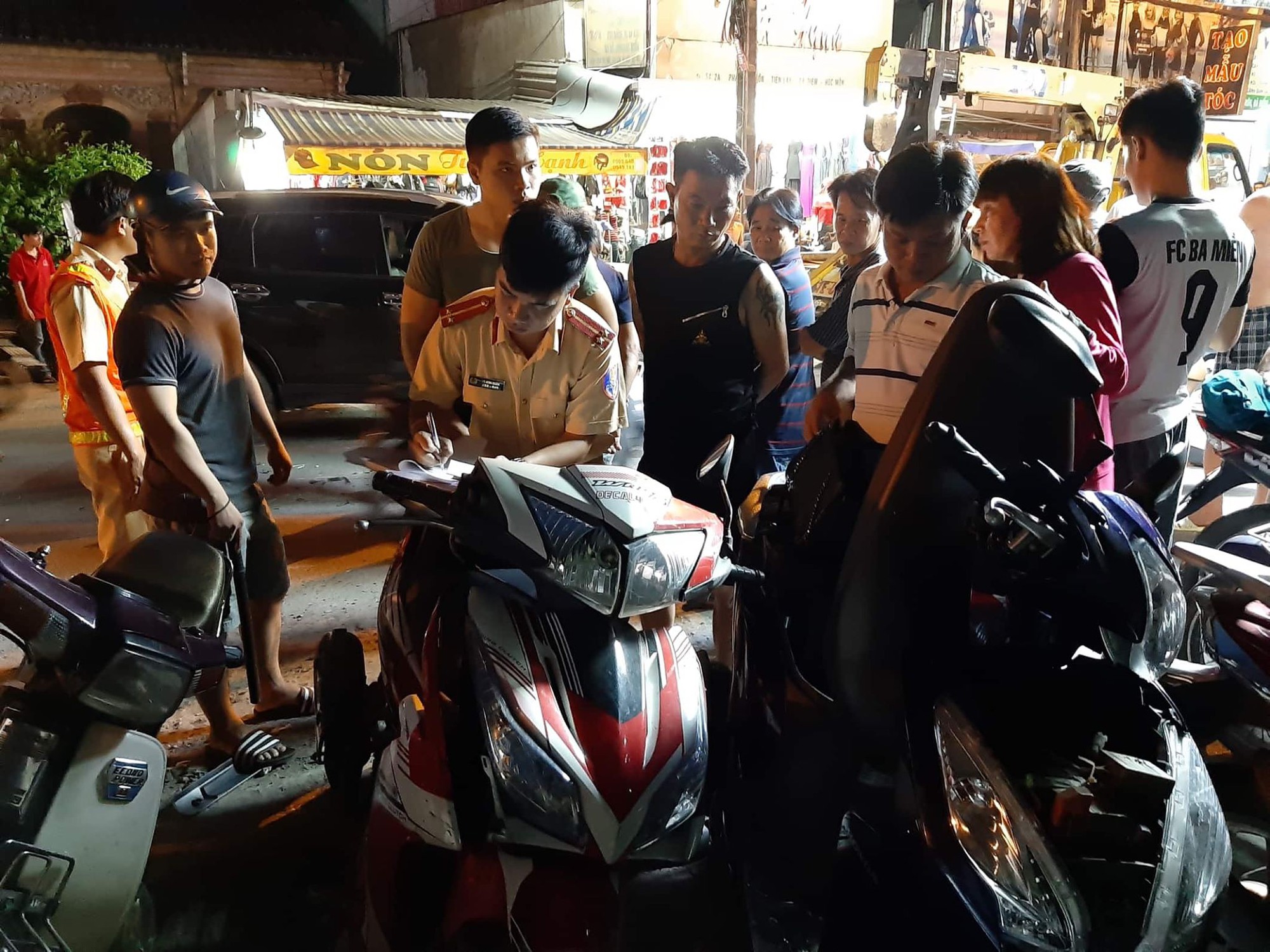 TP.HCM: Ô tô điên cuốn hàng loạt xe máy vào gầm, 4 người bị thương trong đó có trẻ em - Ảnh 4. TP.HCM: Ô tô điên cuốn hàng loạt xe máy vào gầm, 4 người bị thương trong đó có trẻ em - Ảnh 4.