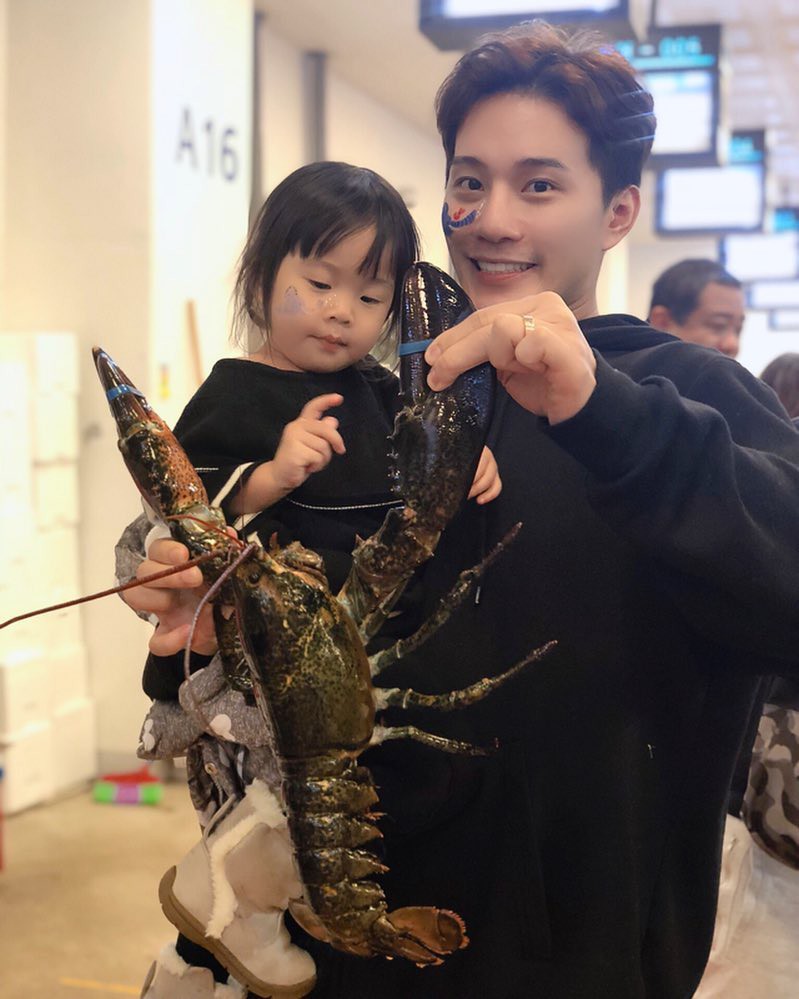 Tan n&aacute;t c&otilde;i l&ograve;ng trước 7 nam thần Th&aacute;i Lan th&agrave;nh phi c&ocirc;ng trẻ: Mike Angelo g&acirc;y sốc v&igrave; chưa lấy vợ đ&atilde; c&oacute; con - Ảnh 19.