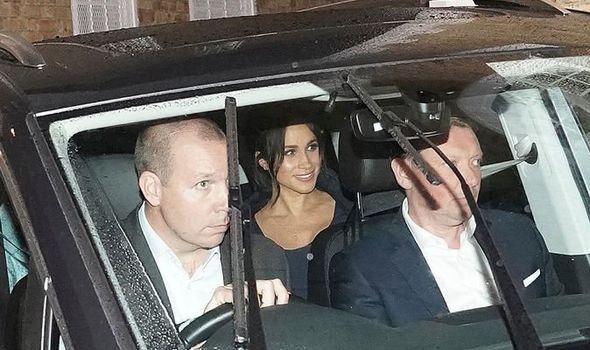 Meghan lộ gương mặt mệt mỏi, k&eacute;m sắc, v&ograve;ng hai to l&ugrave;m l&ugrave;m, gượng cười sau tin đồn x&iacute;ch m&iacute;ch với chị d&acirc;u Kate - Ảnh 3.