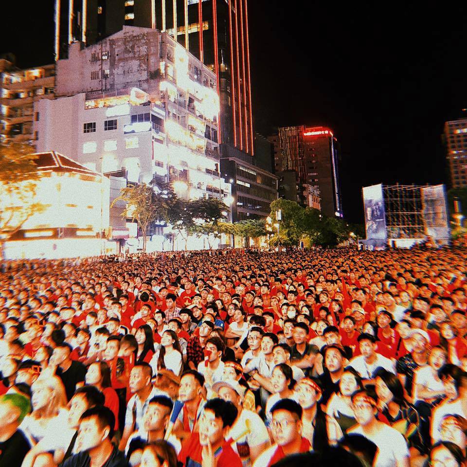 Hình ảnh biển người cổ vũ cho đội tuyển Việt Nam trên phố đi bộ Nguyễn Huệ khiến nhiều người phải thốt lên kinh ngạc - Ảnh 1. Hình ảnh biển người cổ vũ cho đội tuyển Việt Nam trên phố đi bộ Nguyễn Huệ khiến nhiều người phải thốt lên kinh ngạc - Ảnh 1.