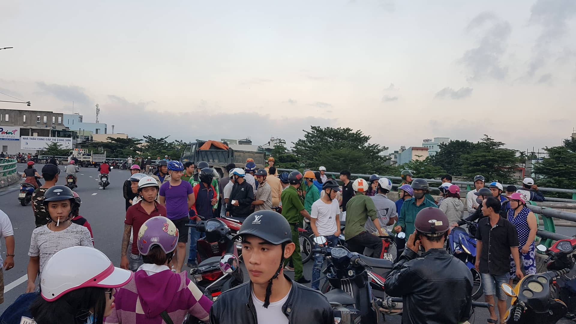 Người thân khóc ngất bên thi thể người phụ nữ chết thảm dưới gầm xe tải ở Đà Nẵng - Ảnh 3. Người thân khóc ngất bên thi thể người phụ nữ chết thảm dưới gầm xe tải ở Đà Nẵng - Ảnh 3.