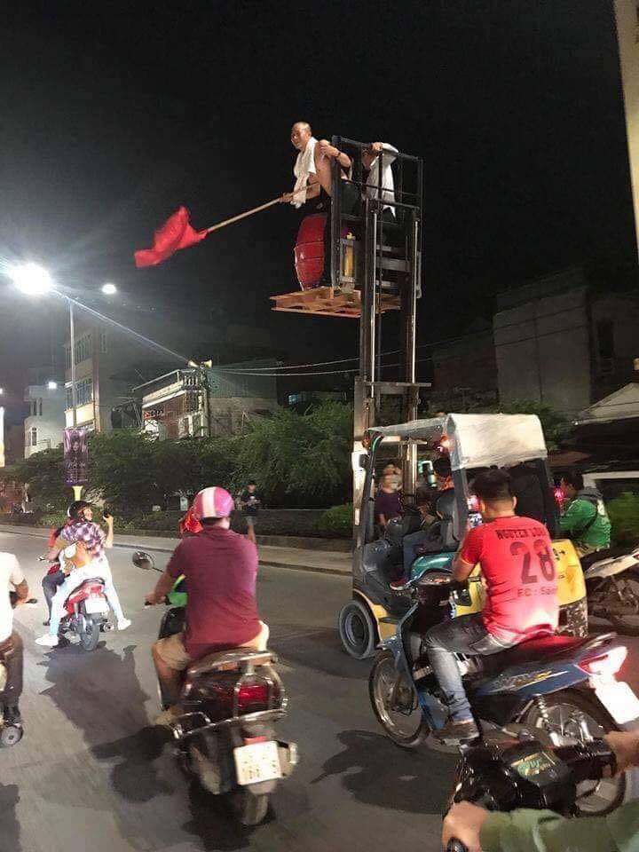 Những hình ảnh giản dị mà hài hước của CĐV Việt Nam trong không khí tưng bừng mừng chiến thắng - Ảnh 4. Những hình ảnh giản dị mà hài hước của CĐV Việt Nam trong không khí tưng bừng mừng chiến thắng - Ảnh 4.