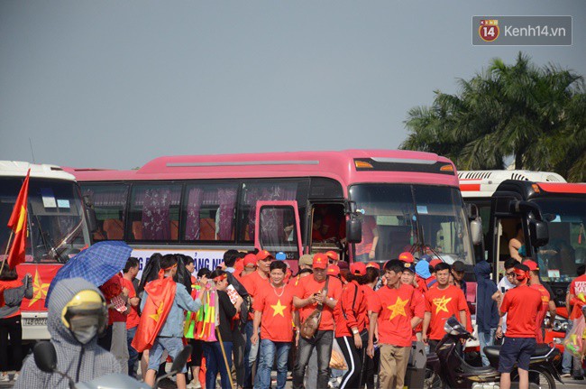 Hàng vạn người hâm mộ đổ về SVĐ Mỹ Đình và trung tâm thành phố để tiếp lửa cho đội tuyển Việt Nam trước trận bán kết lượt về - Ảnh 1.