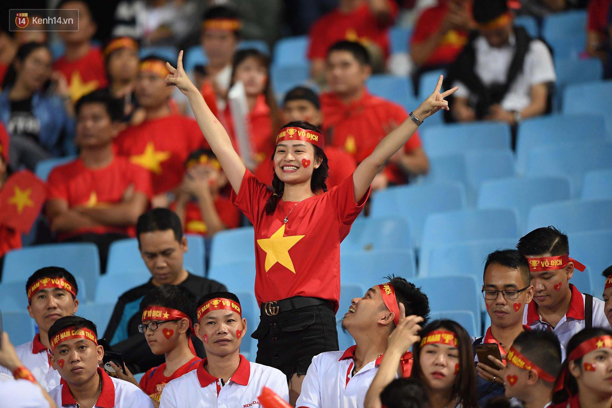 Loạt fan girl xinh xắn chiếm sóng tại Mỹ Đình trước trận bán kết Việt Nam - Philippines - Ảnh 12. Loạt fan girl xinh xắn chiếm sóng tại Mỹ Đình trước trận bán kết Việt Nam - Philippines - Ảnh 12.