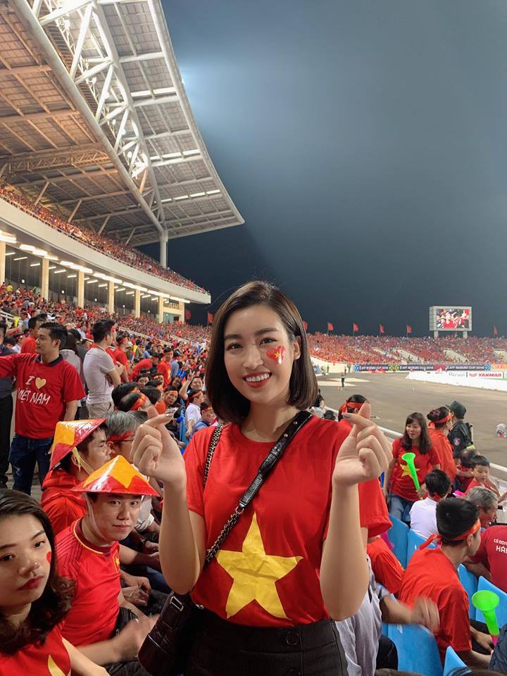 Cường Đô La dắt tay bạn gái ra Hà Nội, hòa cùng dàn mỹ nhân Vbiz lên sân Mỹ Đình cổ vũ bóng đá - Ảnh 3. Cường Đô La dắt tay bạn gái ra Hà Nội, hòa cùng dàn mỹ nhân Vbiz lên sân Mỹ Đình cổ vũ bóng đá - Ảnh 3.