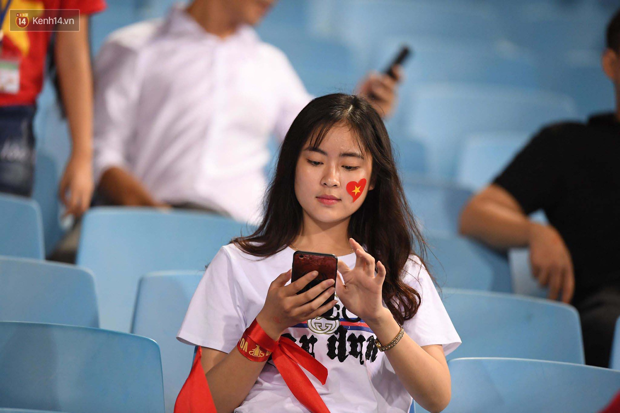 Loạt fan girl xinh xắn chiếm sóng tại Mỹ Đình trước trận bán kết Việt Nam - Philippines - Ảnh 13. Loạt fan girl xinh xắn chiếm sóng tại Mỹ Đình trước trận bán kết Việt Nam - Philippines - Ảnh 13.