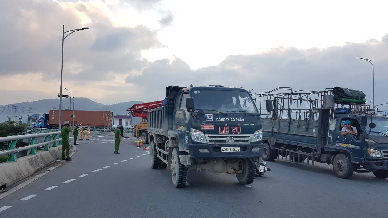 Người thân khóc ngất bên thi thể người phụ nữ chết thảm dưới gầm xe tải ở Đà Nẵng - Ảnh 2. Người thân khóc ngất bên thi thể người phụ nữ chết thảm dưới gầm xe tải ở Đà Nẵng - Ảnh 2.