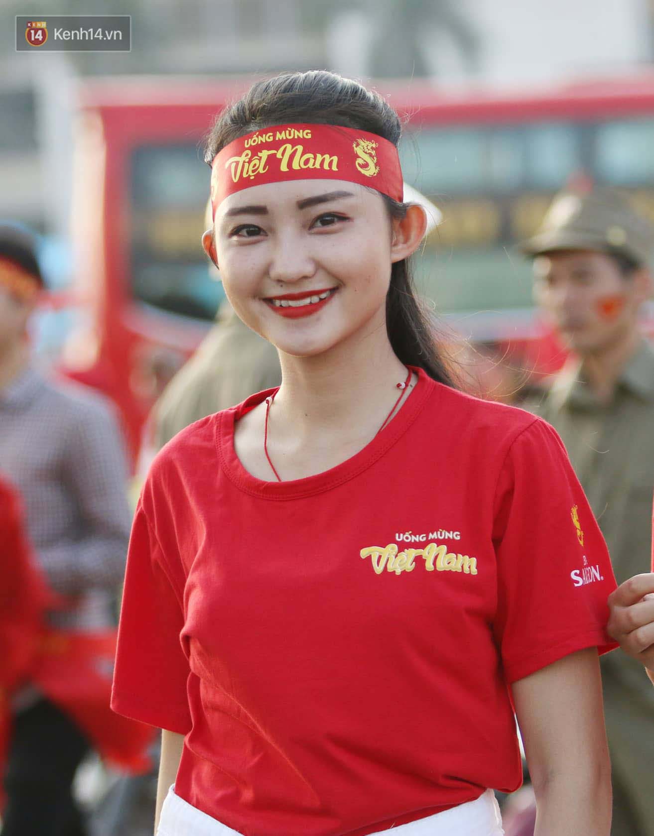 Loạt fan girl xinh xắn chiếm sóng tại Mỹ Đình trước trận bán kết Việt Nam - Philippines - Ảnh 7. Loạt fan girl xinh xắn chiếm sóng tại Mỹ Đình trước trận bán kết Việt Nam - Philippines - Ảnh 7.