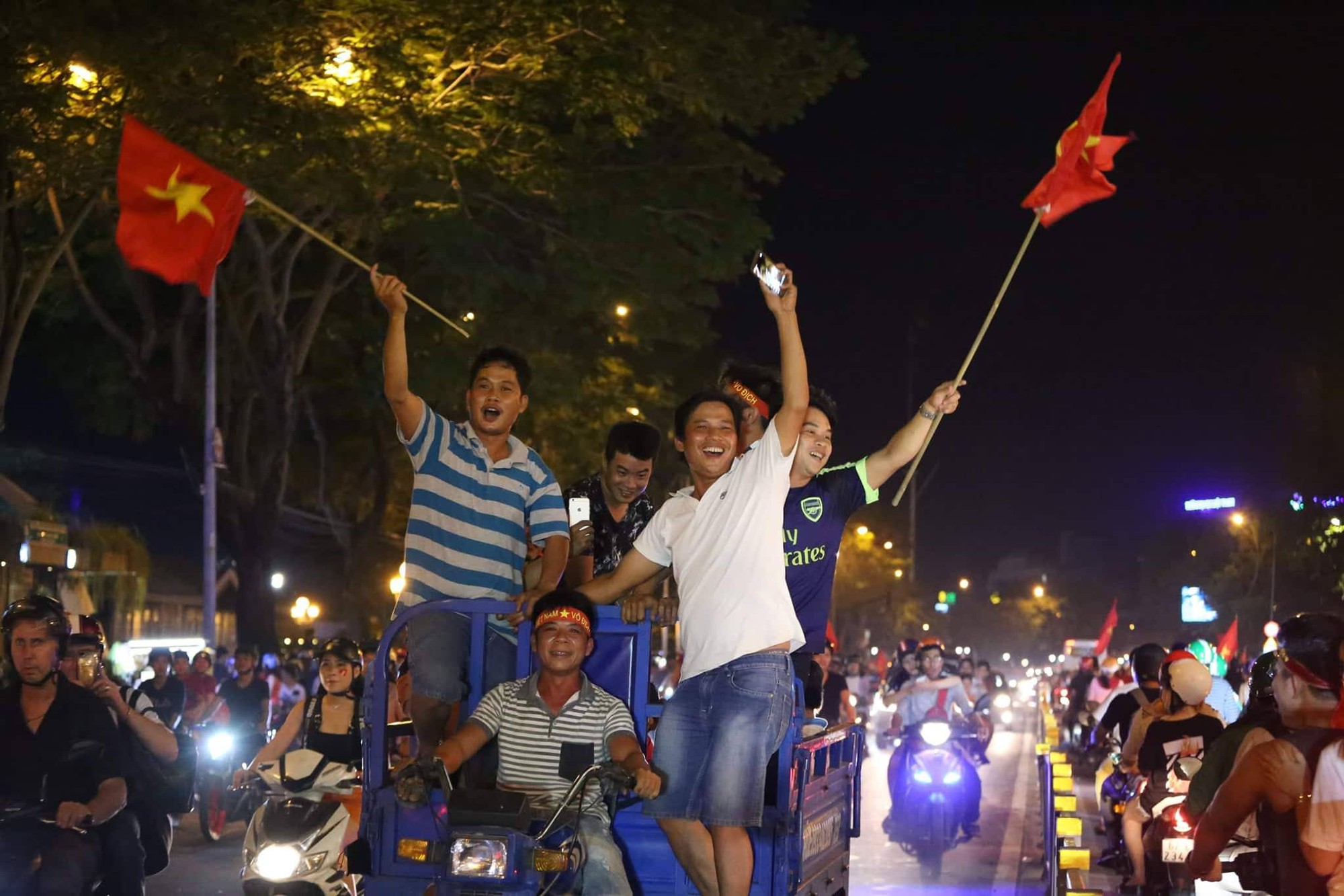 Những hình ảnh giản dị mà hài hước của CĐV Việt Nam trong không khí tưng bừng mừng chiến thắng - Ảnh 3. Những hình ảnh giản dị mà hài hước của CĐV Việt Nam trong không khí tưng bừng mừng chiến thắng - Ảnh 3.