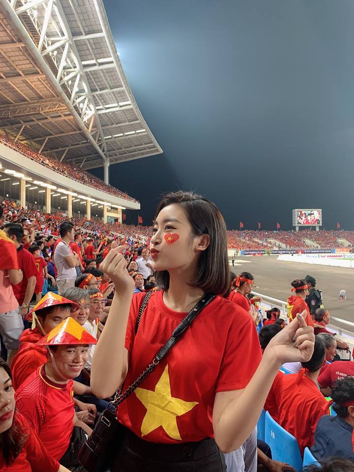 Cường Đô La dắt tay bạn gái ra Hà Nội, hòa cùng dàn mỹ nhân Vbiz lên sân Mỹ Đình cổ vũ bóng đá - Ảnh 2. Cường Đô La dắt tay bạn gái ra Hà Nội, hòa cùng dàn mỹ nhân Vbiz lên sân Mỹ Đình cổ vũ bóng đá - Ảnh 2.