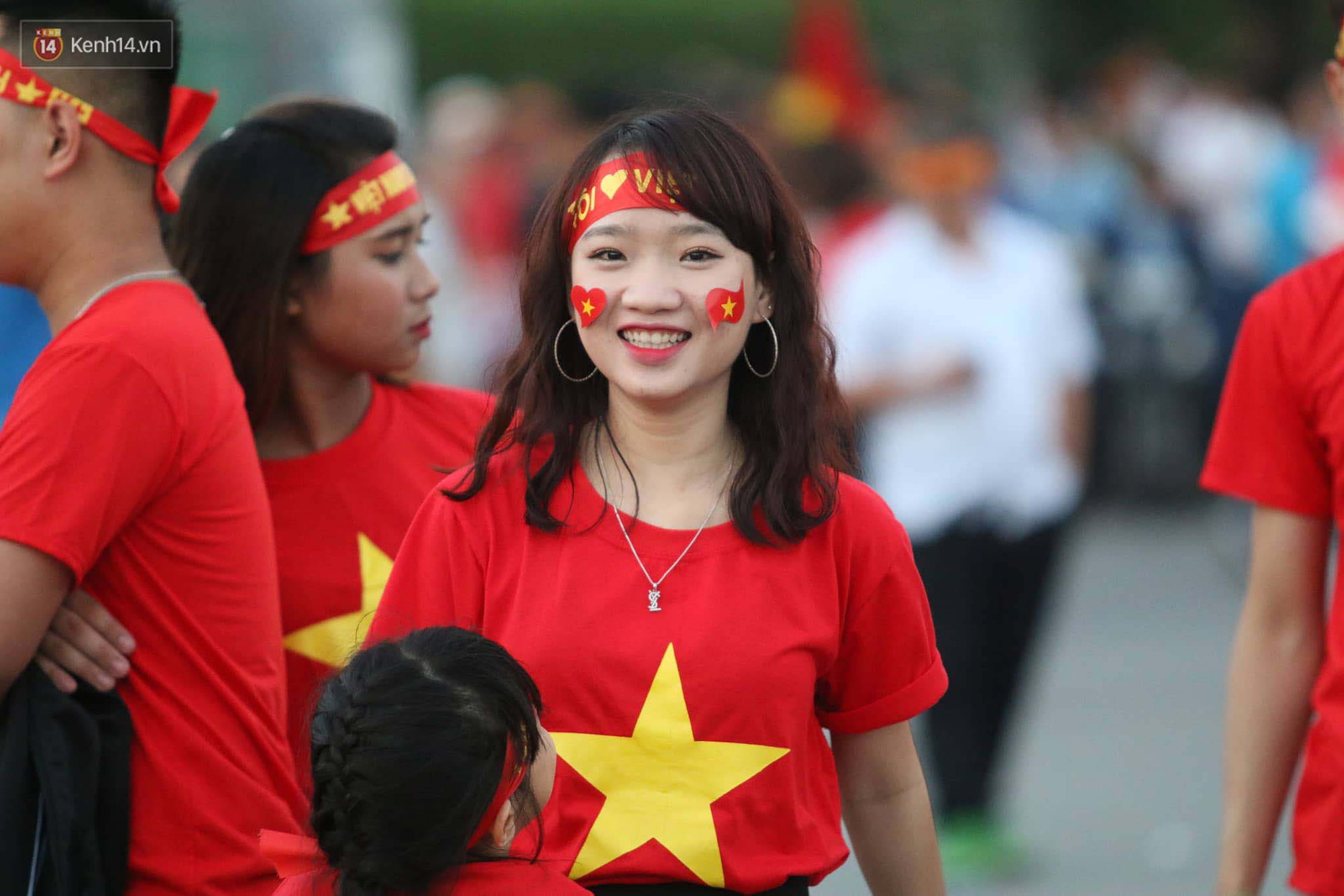 Loạt fan girl xinh xắn chiếm sóng tại Mỹ Đình trước trận bán kết Việt Nam - Philippines - Ảnh 8. Loạt fan girl xinh xắn chiếm sóng tại Mỹ Đình trước trận bán kết Việt Nam - Philippines - Ảnh 8.