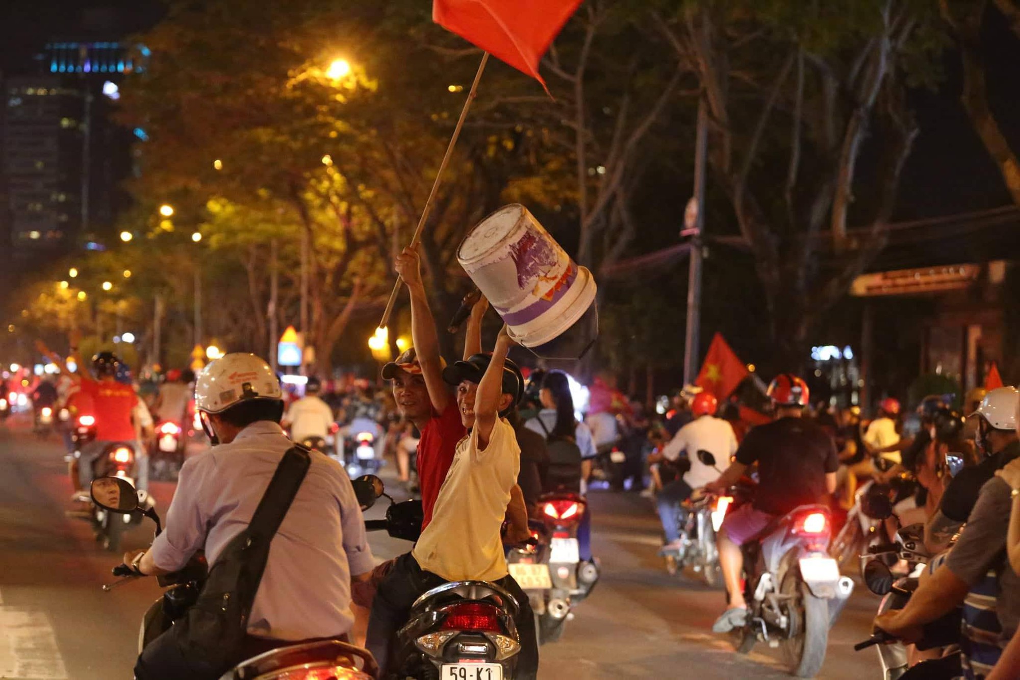 Những hình ảnh giản dị mà hài hước của CĐV Việt Nam trong không khí tưng bừng mừng chiến thắng - Ảnh 8. Những hình ảnh giản dị mà hài hước của CĐV Việt Nam trong không khí tưng bừng mừng chiến thắng - Ảnh 8.