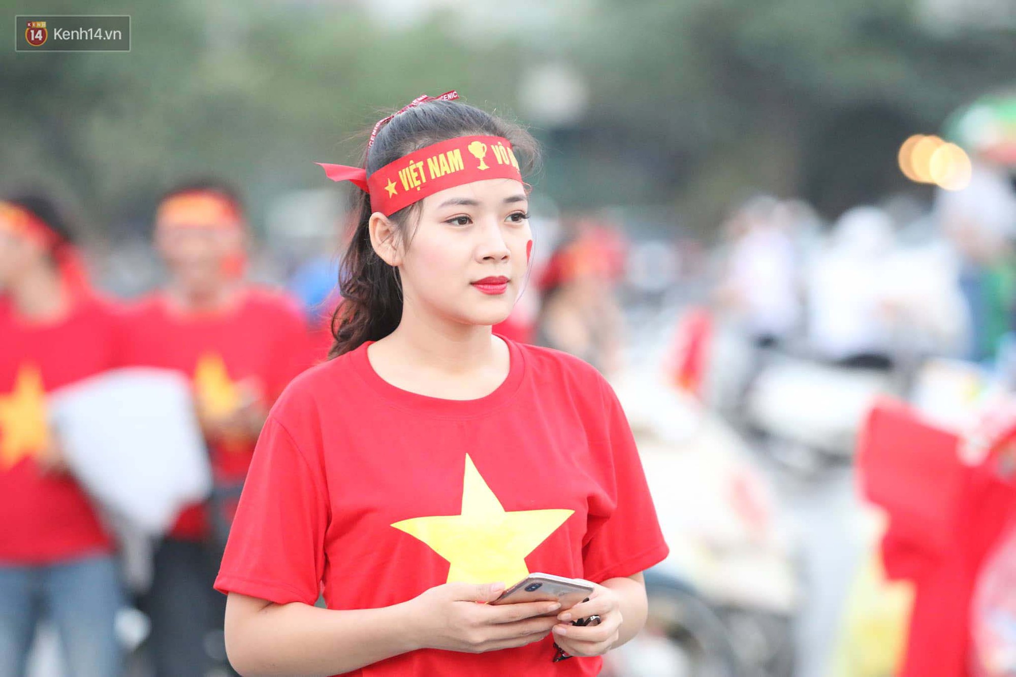 Loạt fan girl xinh xắn chiếm sóng tại Mỹ Đình trước trận bán kết Việt Nam - Philippines - Ảnh 9. Loạt fan girl xinh xắn chiếm sóng tại Mỹ Đình trước trận bán kết Việt Nam - Philippines - Ảnh 9.