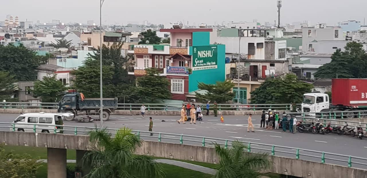 Người thân khóc ngất bên thi thể người phụ nữ chết thảm dưới gầm xe tải ở Đà Nẵng - Ảnh 4. Người thân khóc ngất bên thi thể người phụ nữ chết thảm dưới gầm xe tải ở Đà Nẵng - Ảnh 4.