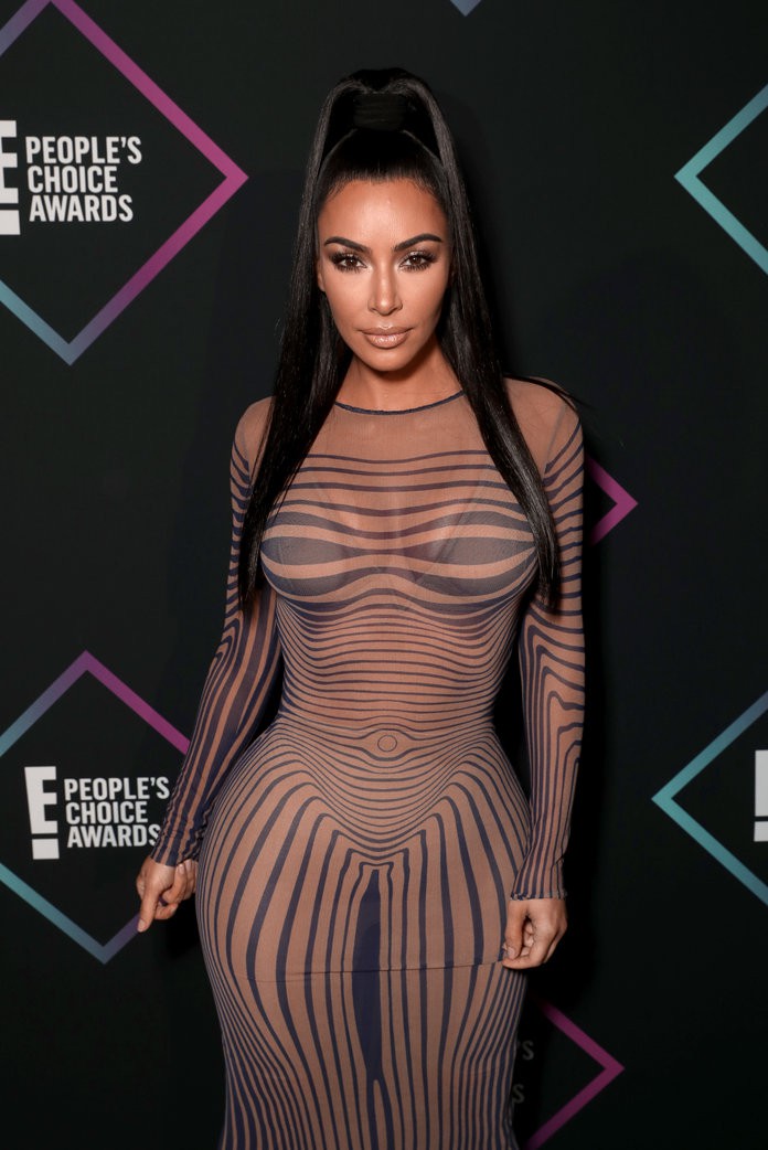 11 bộ váy hở kinh điển của 2018: Bella - Kendall khoe hết của nả, Kim gây lú với thiết kế ảo ảnh nhưng sốc nhất lại là J.Lo - Ảnh 10. 11 bộ váy hở kinh điển của 2018: Bella - Kendall khoe hết của nả, Kim gây lú với thiết kế ảo ảnh nhưng sốc nhất lại là J.Lo - Ảnh 10.