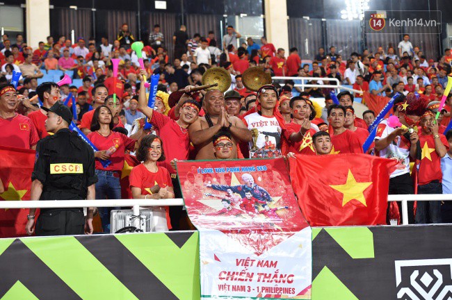 Những khoảnh khắc từ hồi hộp, tiếc nuối đến vỡ òa cảm xúc khi Việt Nam chính thức bước vào chung kết AFF Cup 2018 - Ảnh 1.