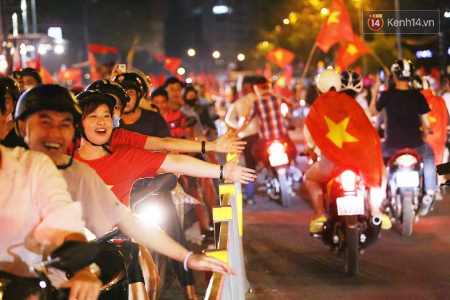 Sài Gòn gần gũi và đáng yêu sau trận thắng của đội tuyển Việt Nam: Chỉ chạm tay thôi cũng thấy vui rồi! - Ảnh 9.