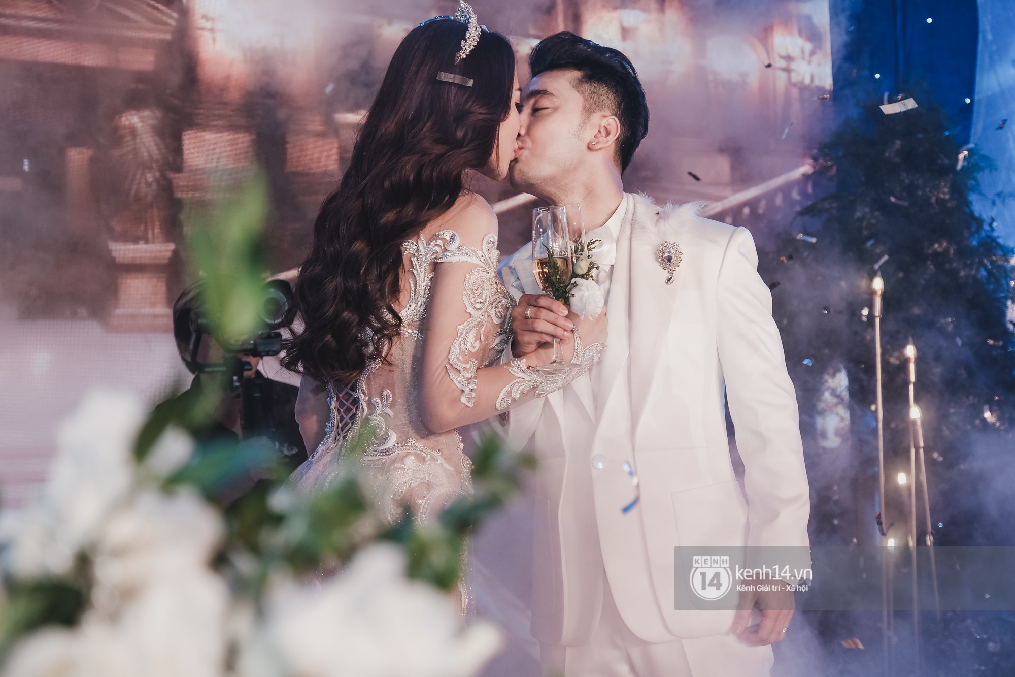 Ưng Hoàng Phúc đưa trọn vẹn đám cưới cổ tích cùng bà xã Kim Cương vào MV mới - Ảnh 7. Ưng Hoàng Phúc đưa trọn vẹn đám cưới cổ tích cùng bà xã Kim Cương vào MV mới - Ảnh 7.