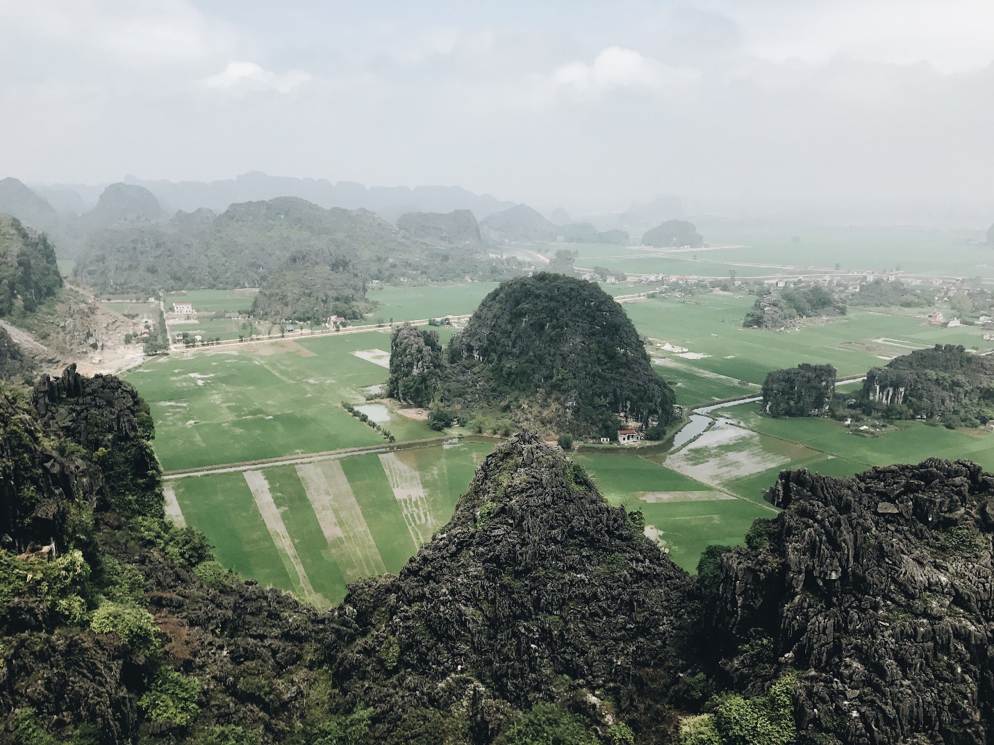 Tọa độ check-in hot nhất ở Ninh Bình: Hùng vĩ và ảo diệu không thua gì cảnh phim cổ trang - Ảnh 1.