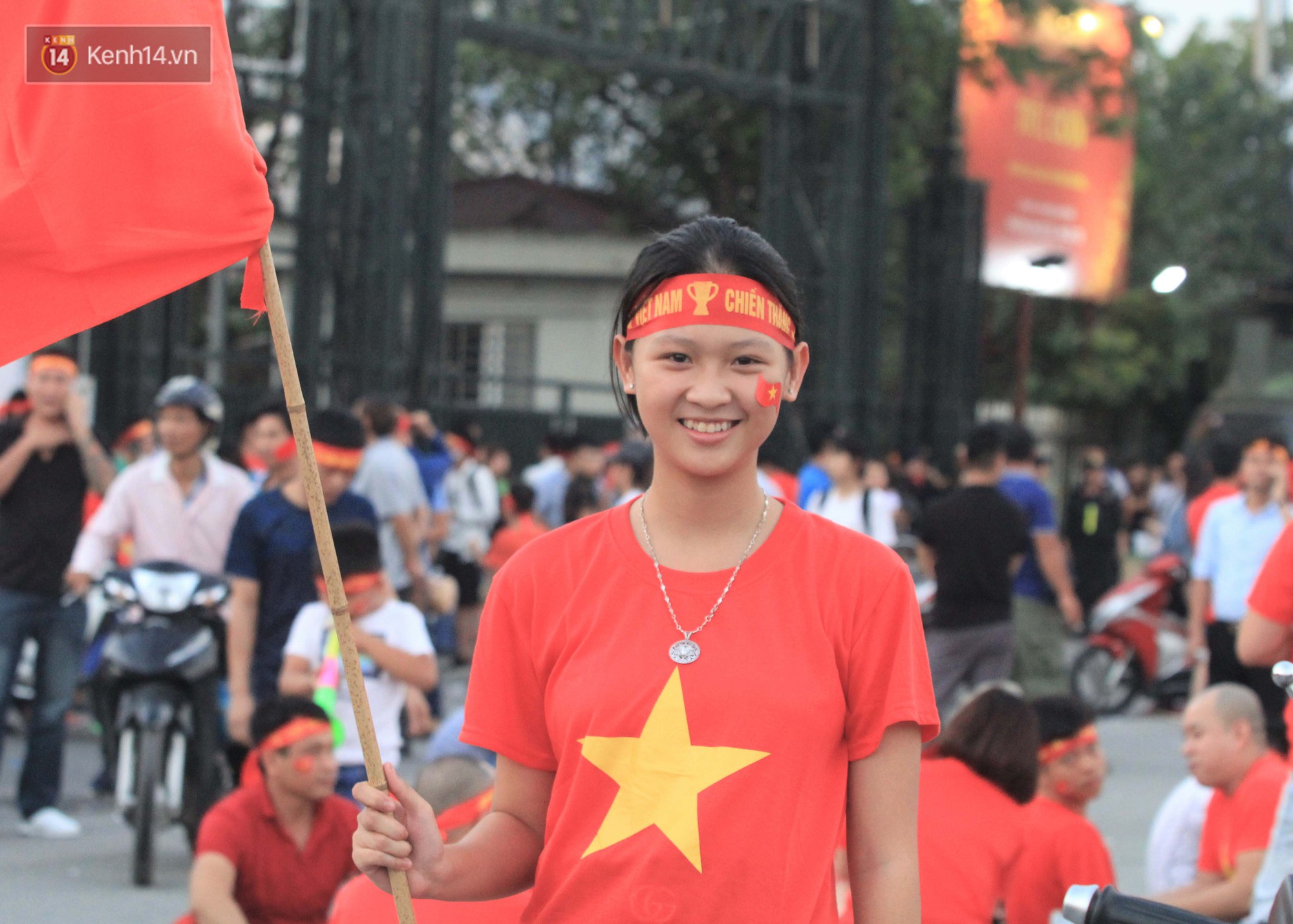 Loạt fan girl xinh xắn chiếm sóng tại Mỹ Đình trước trận bán kết Việt Nam - Philippines - Ảnh 10. Loạt fan girl xinh xắn chiếm sóng tại Mỹ Đình trước trận bán kết Việt Nam - Philippines - Ảnh 10.