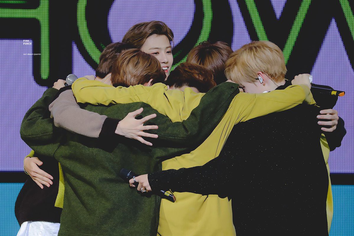 Nghẹn ngào với hình ảnh NCT Dream bật khóc nức nở trên sân khấu cuối cùng với đầy đủ 7 thành viên - Ảnh 4. Nghẹn ngào với hình ảnh NCT Dream bật khóc nức nở trên sân khấu cuối cùng với đầy đủ 7 thành viên - Ảnh 4.