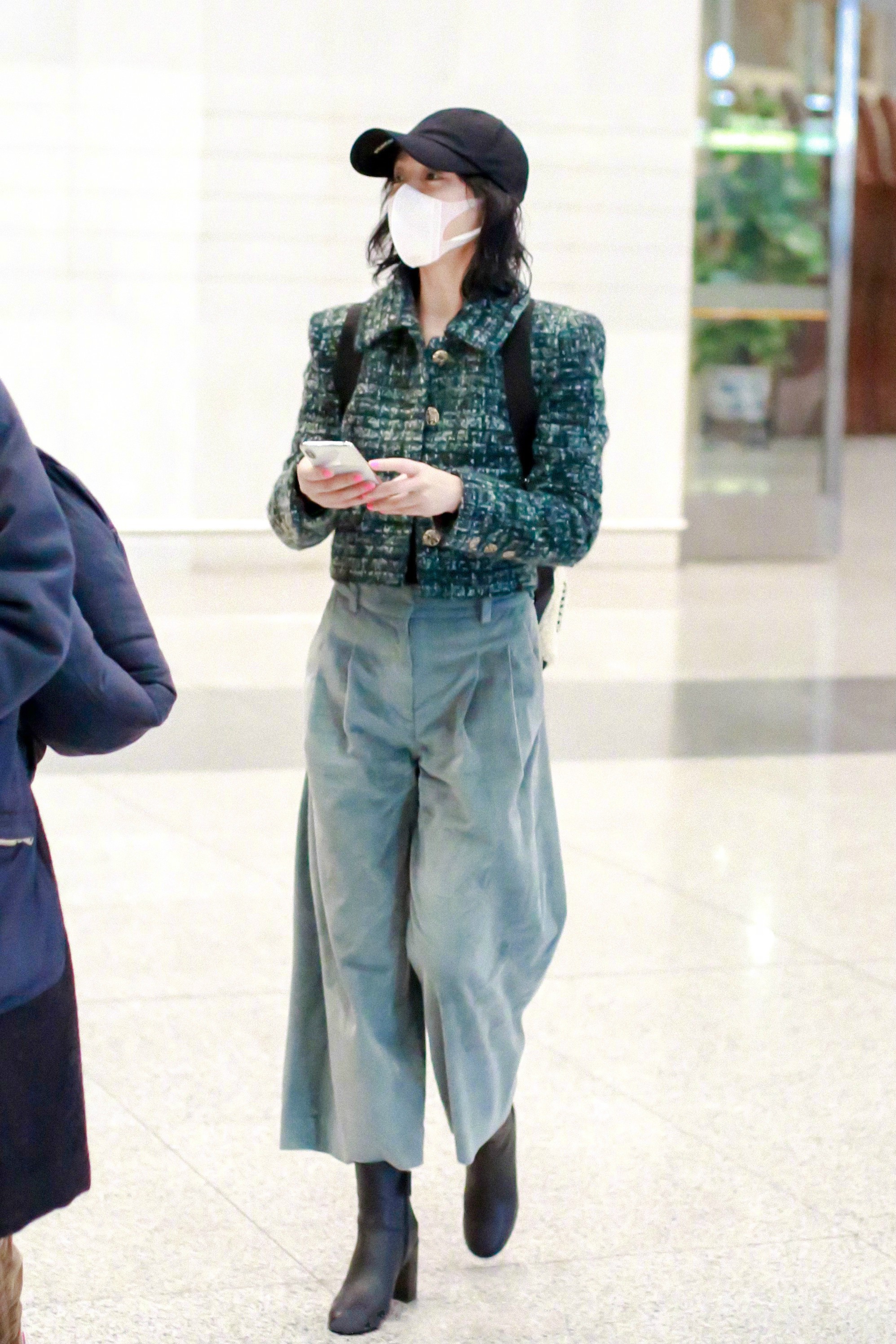 Xuề xòa hết chỗ nói: Châu Tấn diện áo khoác gần 200 triệu nhưng nhất quyết không chịu chải tóc “tử tế” - Ảnh 1.