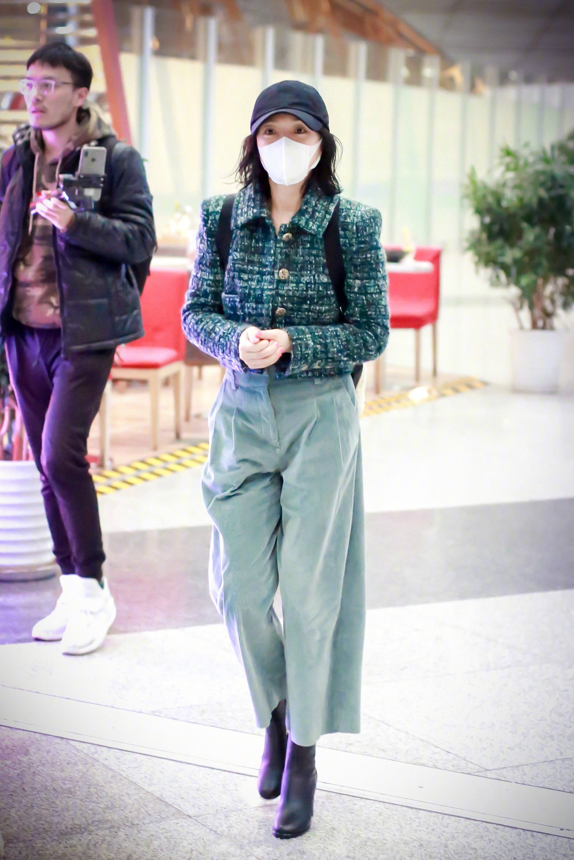 Xuề xòa hết chỗ nói: Châu Tấn diện áo khoác gần 200 triệu nhưng nhất quyết không chịu chải tóc “tử tế” - Ảnh 2.