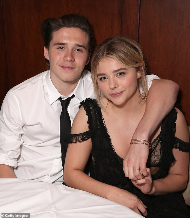 Hậu chia tay Brooklyn Beckham, Chloe Moretz hôn đồng giới với người mẫu nữ của tạp chí Playboy - Ảnh 8.