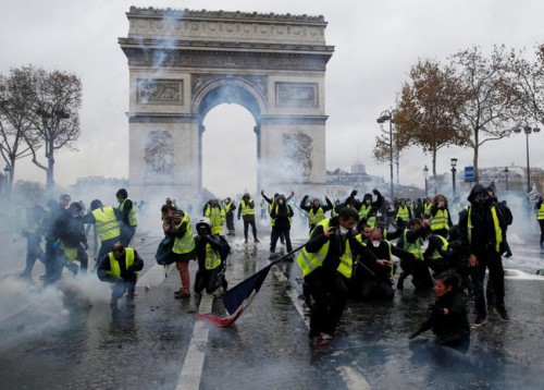 Pháp chính thức hủy tăng thuế nhiên liệu sau cuộc biểu tình lớn nhất trong vòng 50 năm - Ảnh 1.