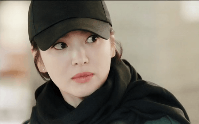 Góc phỏng đoán: Song Hye Kyo mượn mũ của chồng để hẹn hò bí mật với trai trẻ? - Ảnh 1.
