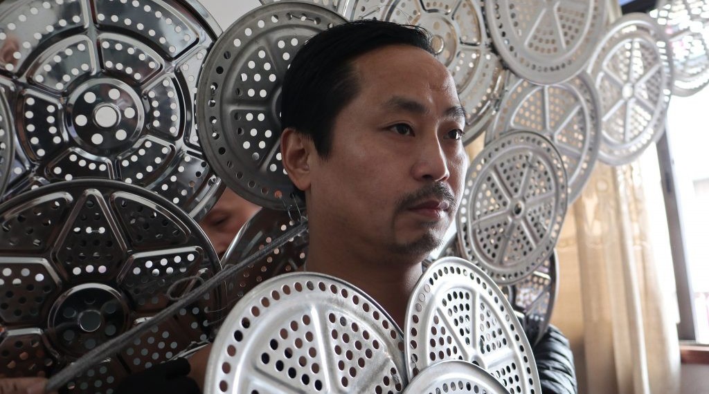 Ông chú nông dân đeo toàn đồ ve chai linh tinh lên người rồi tự tin biểu diễn thời trang trên phố - Ảnh 4.