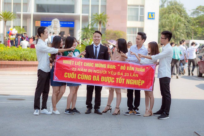 Thanh xuân sẽ rất buồn nếu không có bạn thân, lầy đến mức in banner để tố giác nhau ngày tốt nghiệp - Ảnh 2.