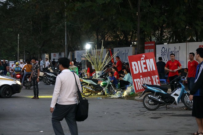 B&atilde;i gửi xe tự ph&aacute;t &ldquo;chặt ch&eacute;m&rdquo; CĐV đi xem b&oacute;ng đ&aacute; tại SVĐ Mỹ Đ&igrave;nh - Ảnh 2.